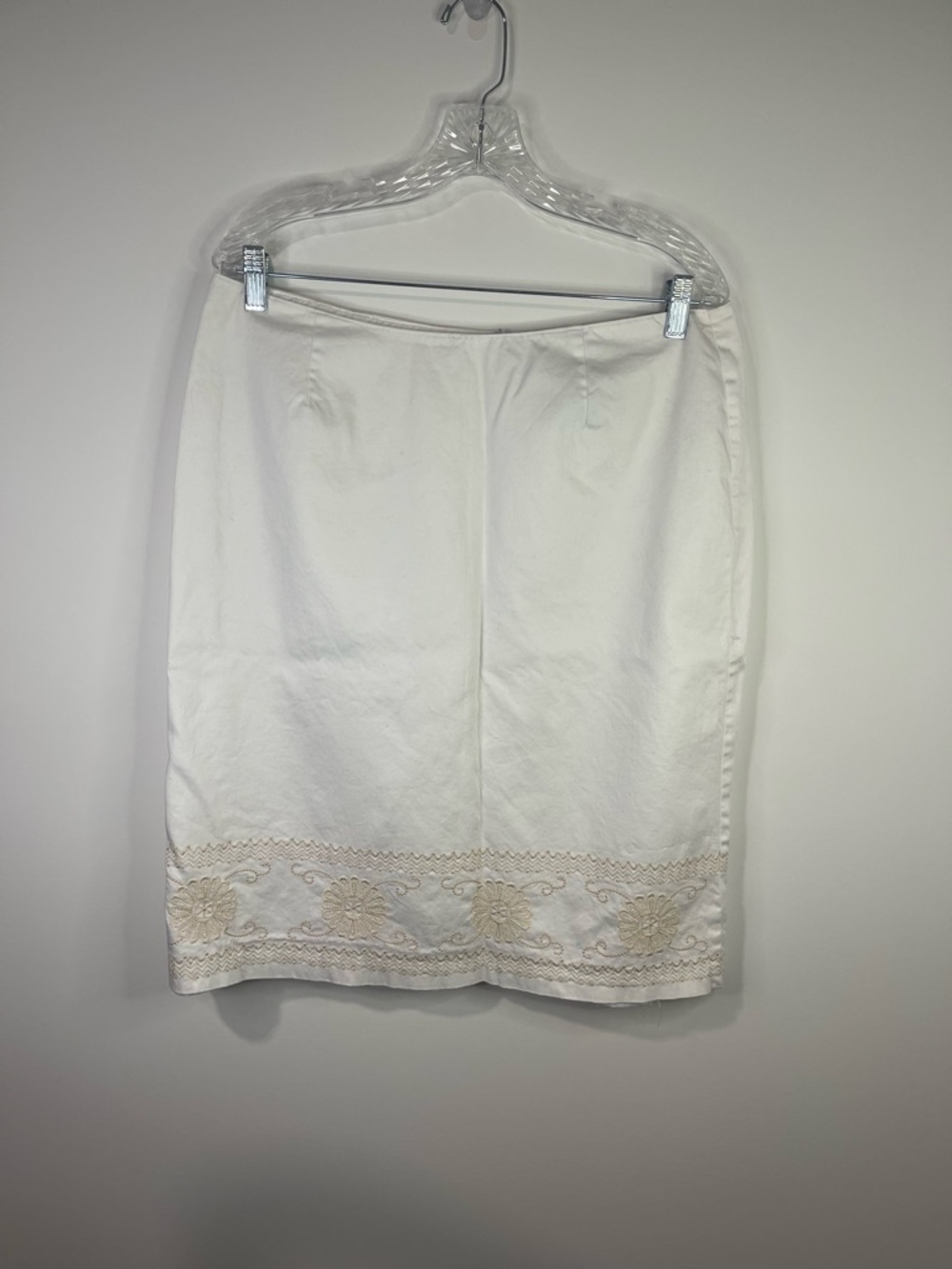 Tailor B. Moss White Pencil Skirt with Beige Embroidered Hemline - Picture 4 of 9